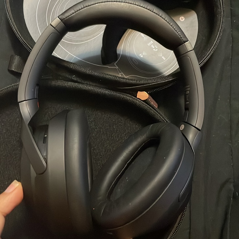 Sony headphones with adapter - Picture 7 of 9